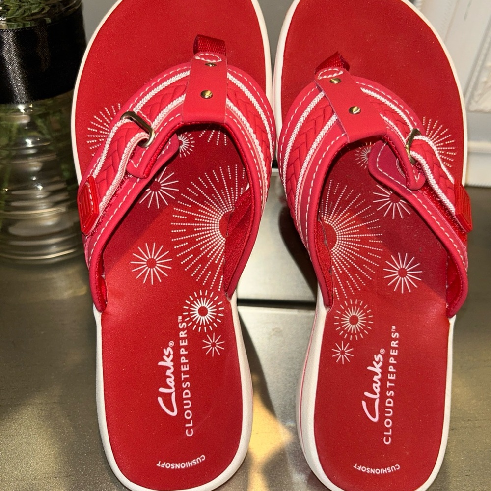 Clarks Red Women's Cloudsteppers Flip Sandals NWOT - Picture 4 of 8